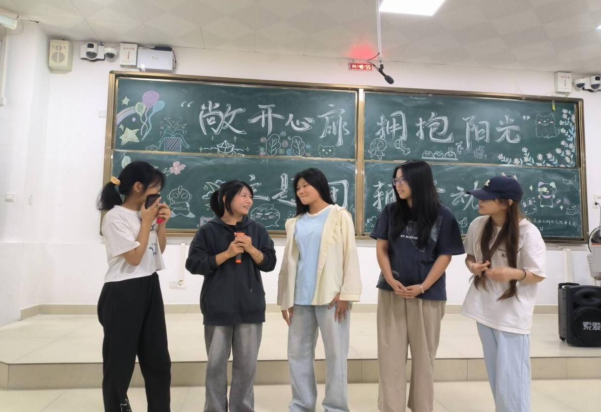 一群人站在门前AI 生成的内容可能不正确。